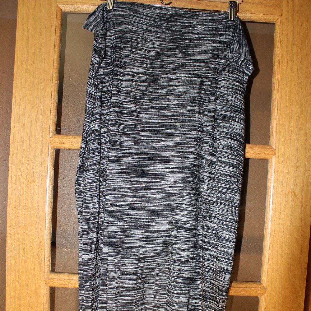Long black and white skirt with elastic waist/slit